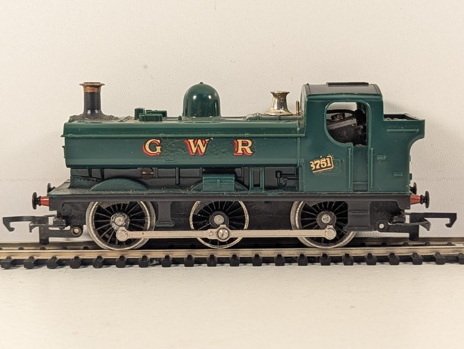 Hornby Railways R041 GWR 0-6-0 Pannier Tank Locomotive - damaged number plate