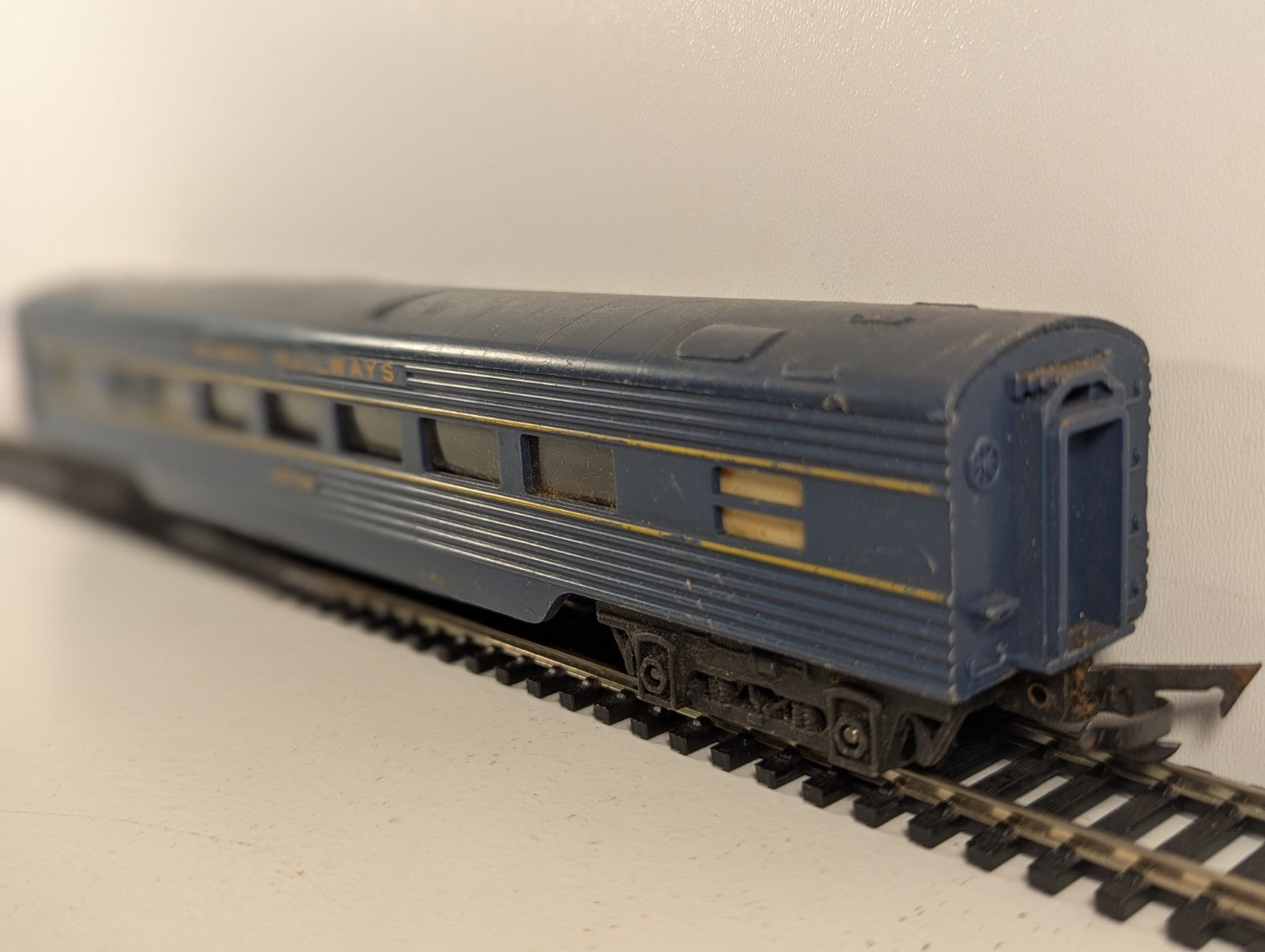 Tri-ang R131 OO Gauge Transcontinental Vista Passenger Car