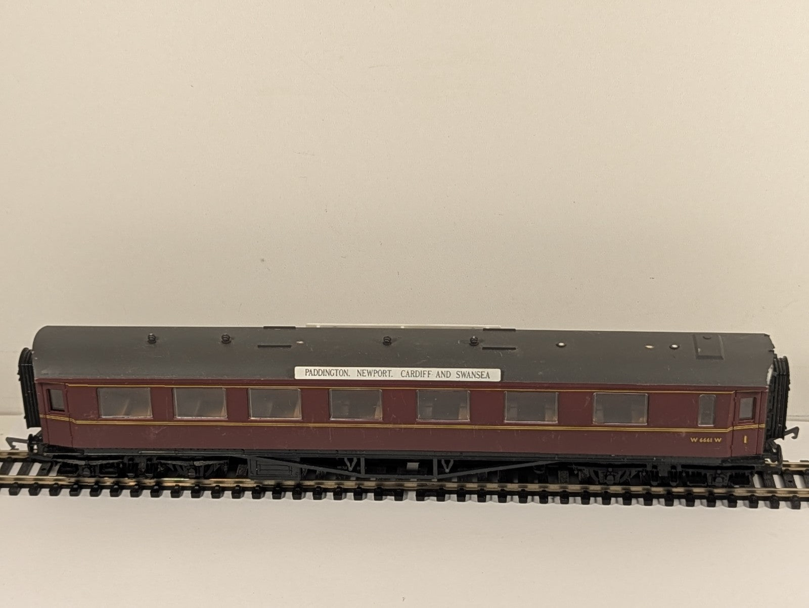Airfix 54302 OO Gauge BR Maroon GWR Centenary First Class Coach W6661W