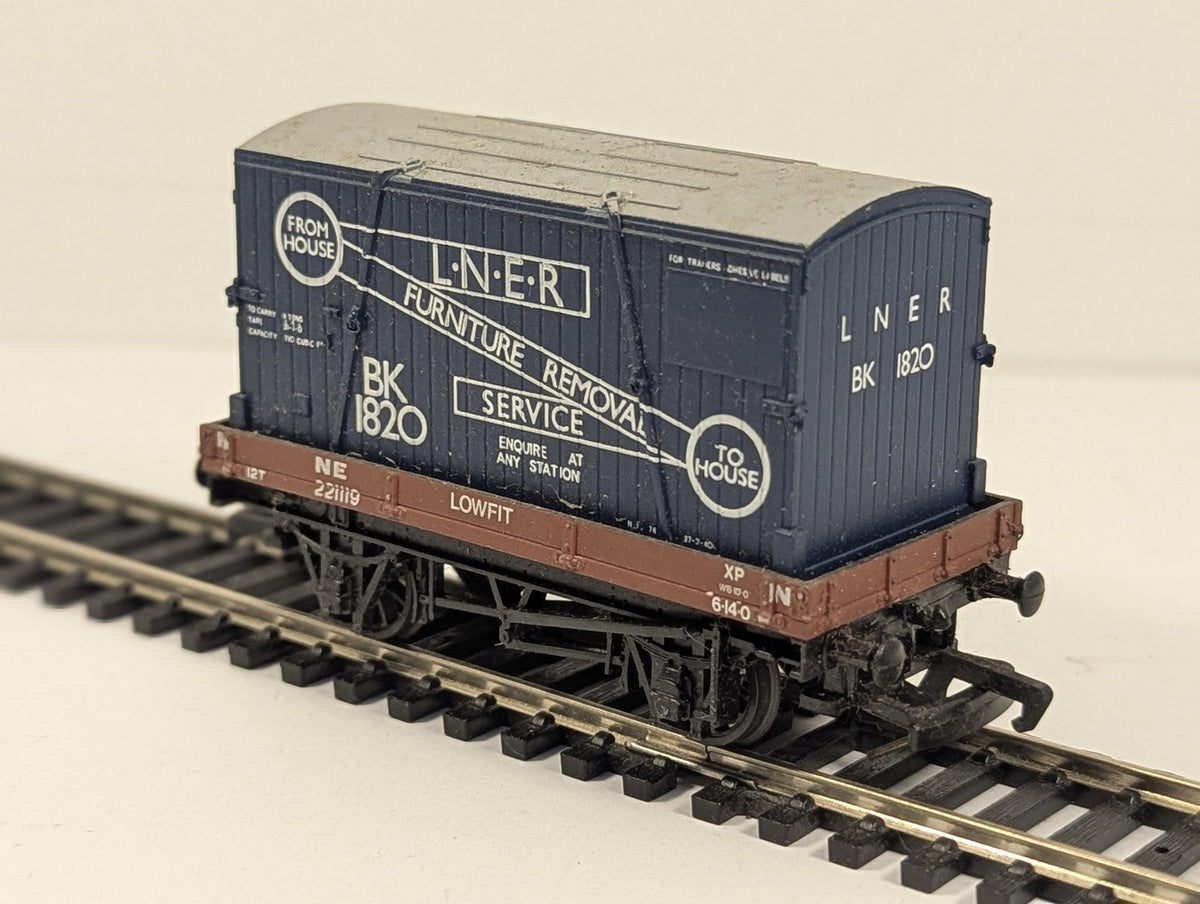 Mainline OO Gauge LNER Lowfit Wagon with LNER Furniture Removal Container