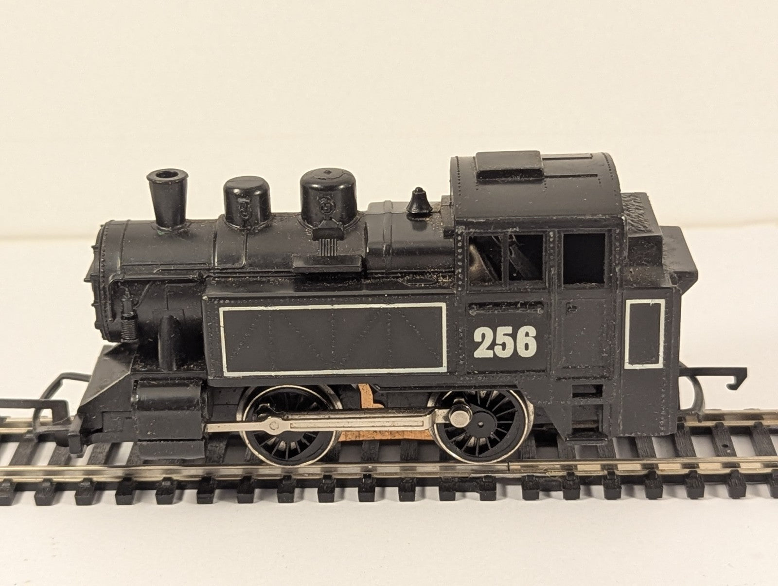 Hornby R256 OO Gauge “International” Industrial Tank Locomotive No.256