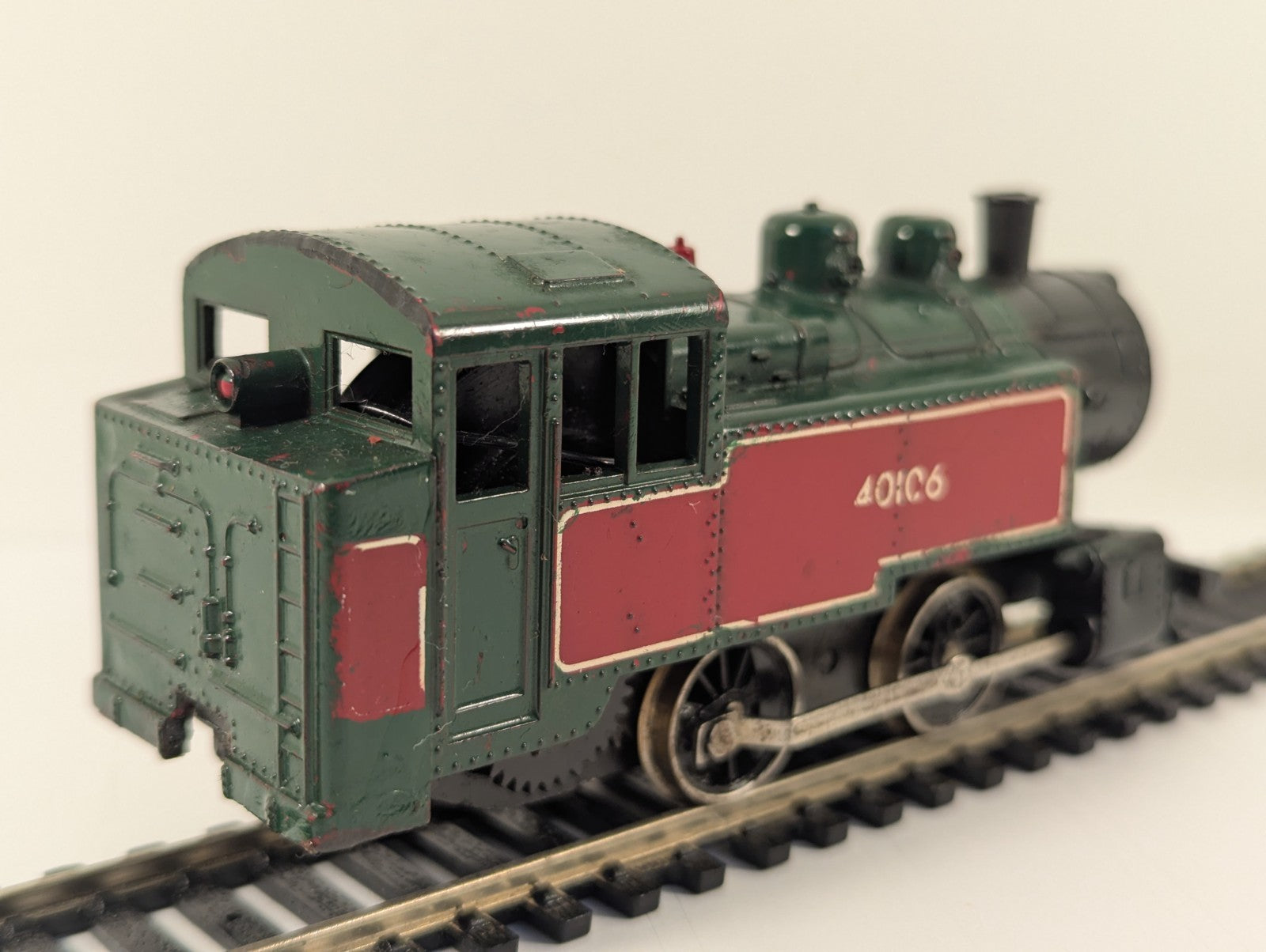 Lima HO Gauge USA-Style 0-4-0 Tank Locomotive Maroon - Non-Runner