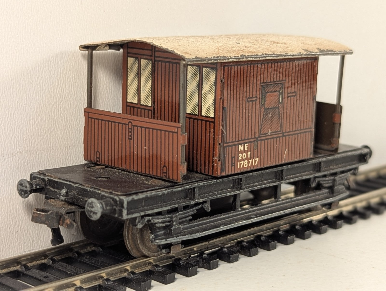 Hornby OO Gauge No. 1 Brake Van Goods Brake Van 178717 NE Brown