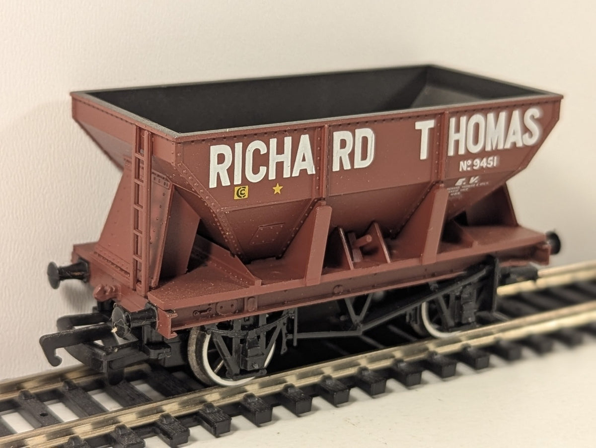 Bachmann Branchline OO Gauge 24-Ton Ore Wagon – Richard Thomas Livery No. 9451