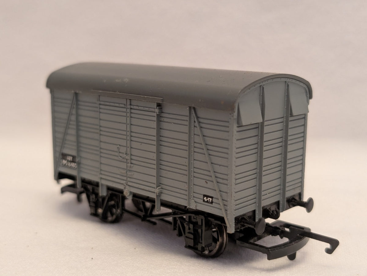 Hornby OO Gauge 12T Ventilated Van Goods Wagon M16485 BR Grey