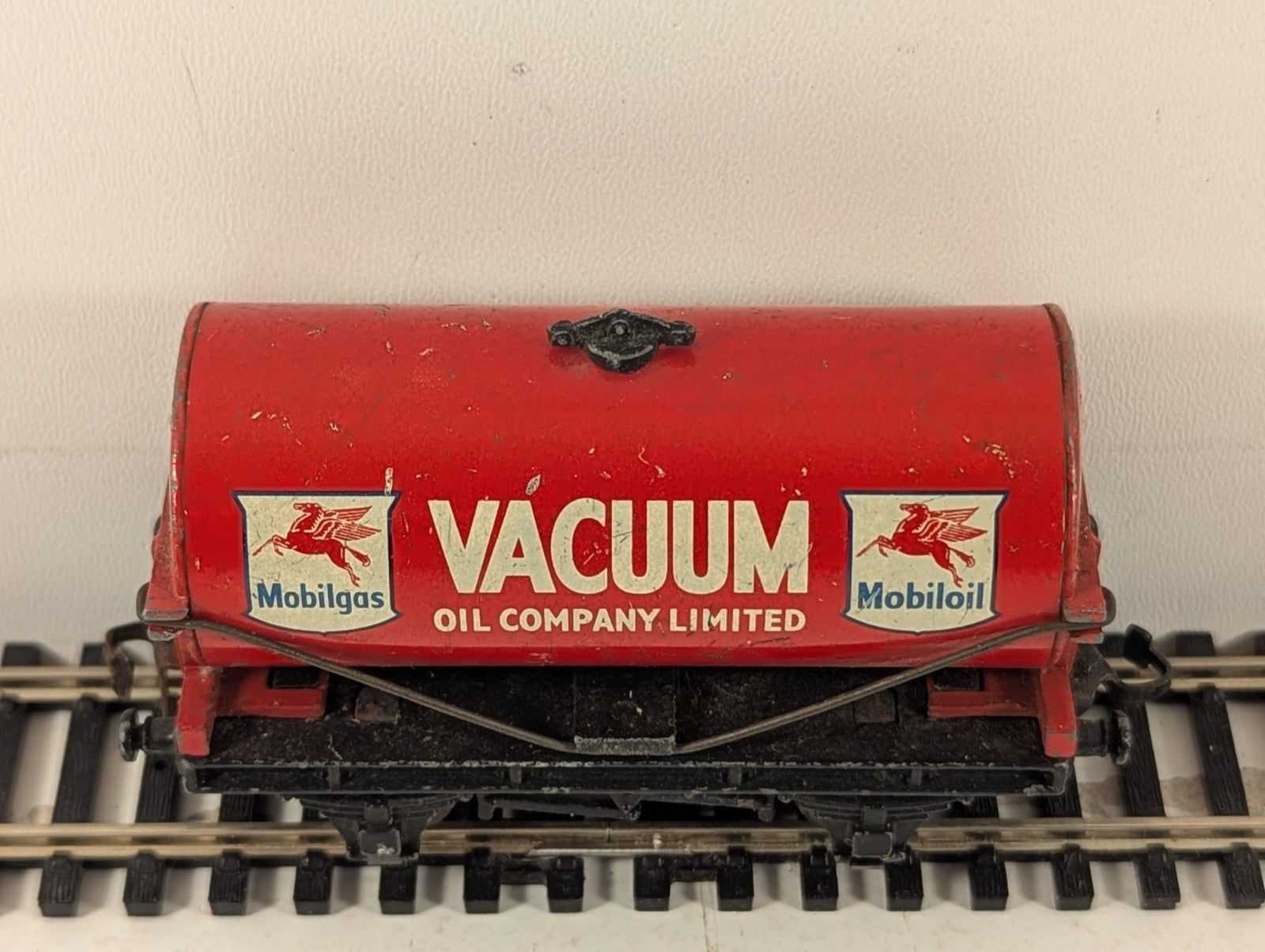 Hornby Dublo OO Gauge Vacuum Oil Company Tank Wagon Vacuum Oil Red