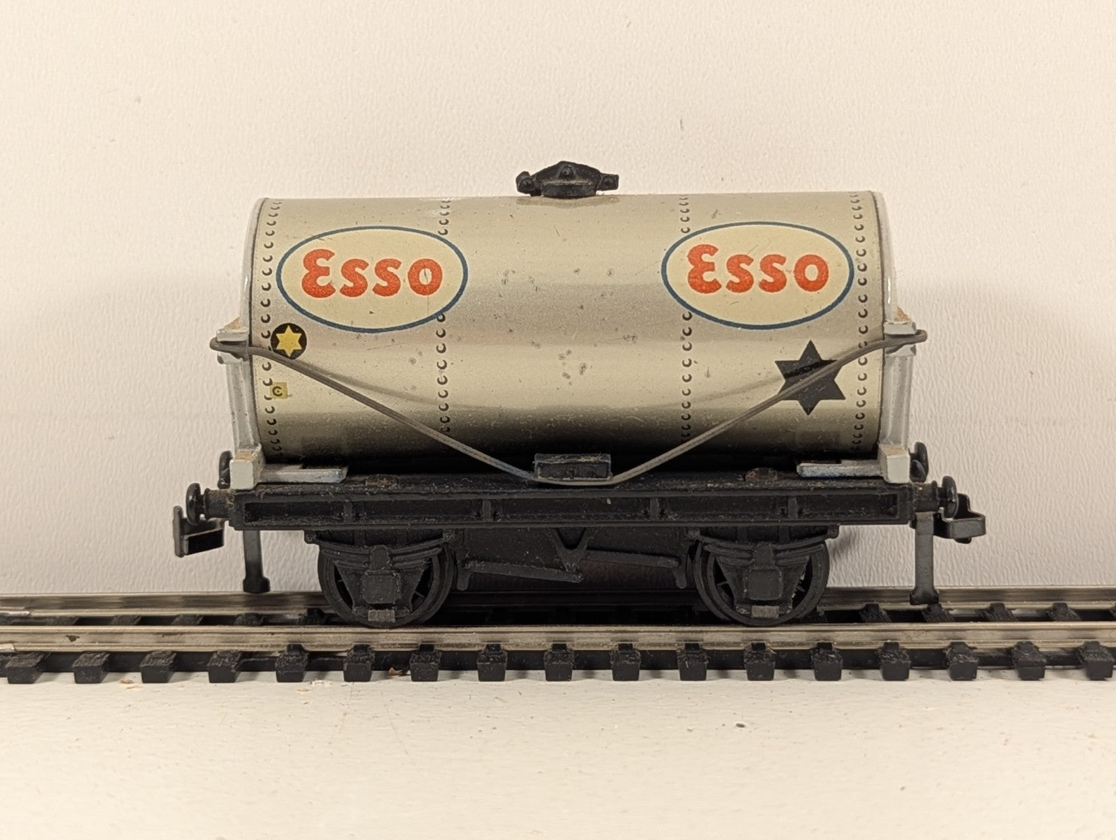 Hornby Dublo 32081 OO Gauge D1 ESSO Petrol Tank Wagon - Boxed