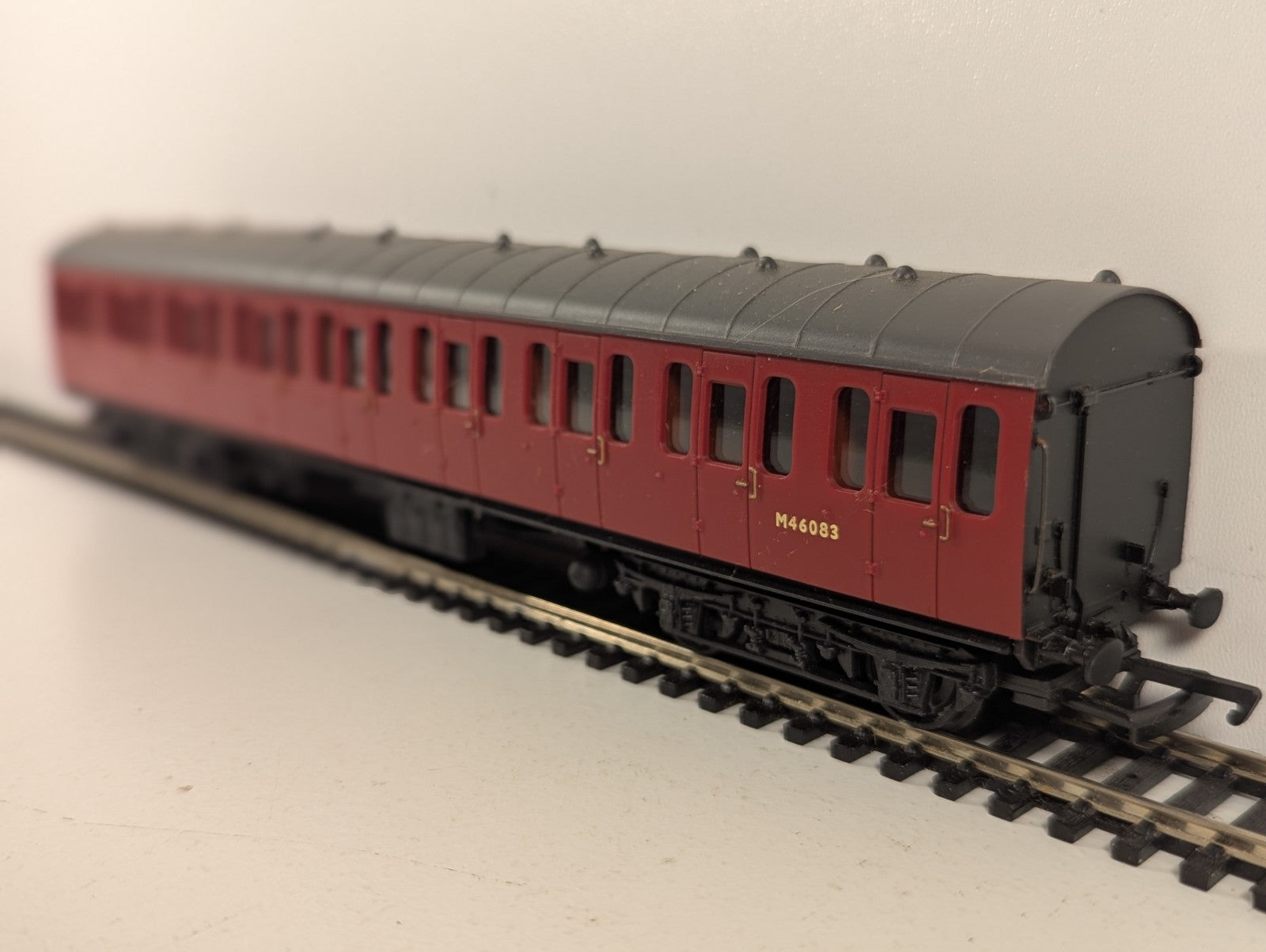 Bachmann OO Gauge 57ft BR Mk1 Suburban Passenger Coach M46083 BR Crimson