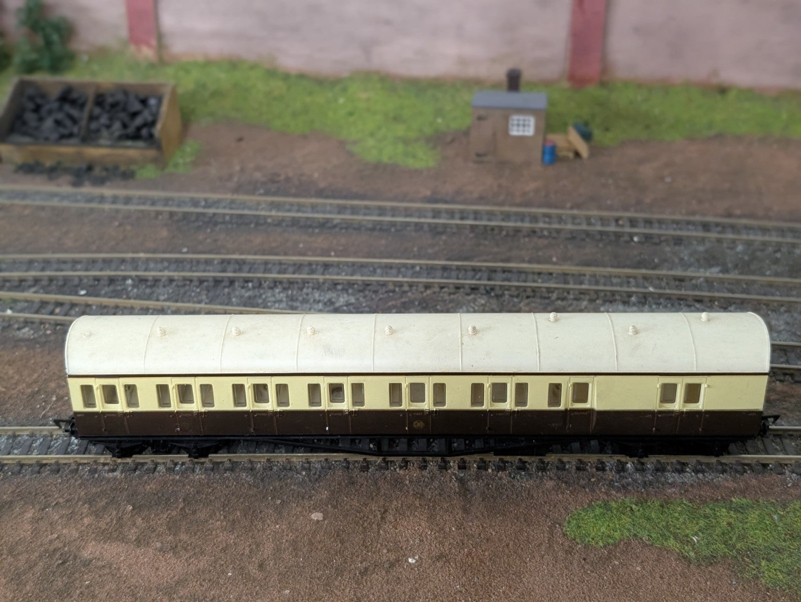 Airfix 54250 Class B Suburban Brake 1st/3rd Coach 6895 Brown/Cream