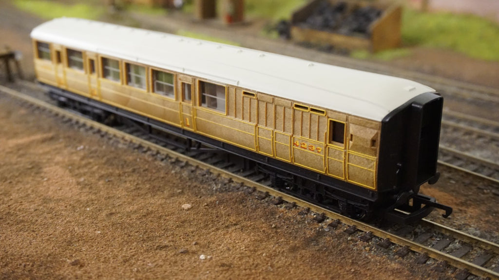 Hornby OO R478 LNER brake composite coach 4237 on model railway track