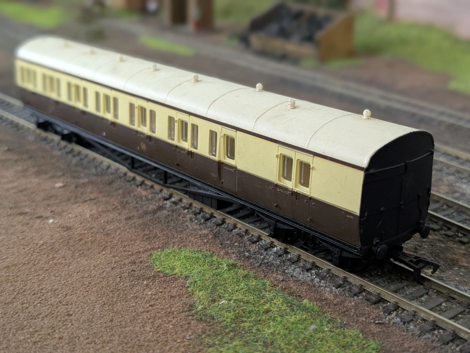 Airfix 54250 Class B Suburban Brake 1st/3rd Coach 6895 Brown/Cream