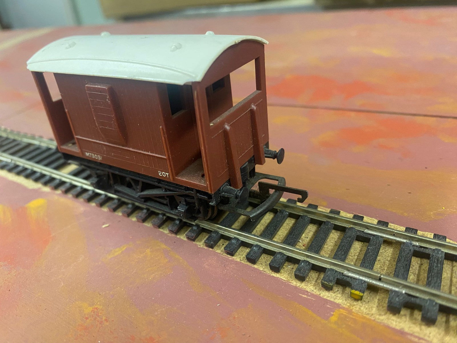 Tri-ang R16 OO Gauge BR 20T Brake Van M73031 Brown
