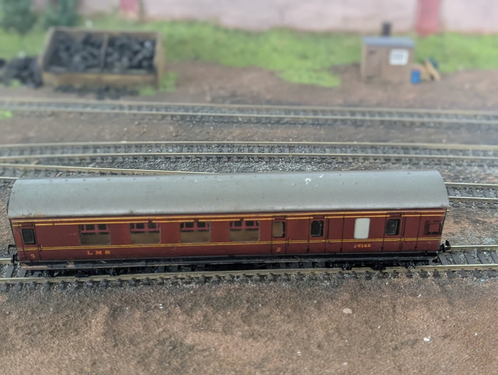 Hornby Dublo OO Gauge LMS Corridor Third Coach M26133