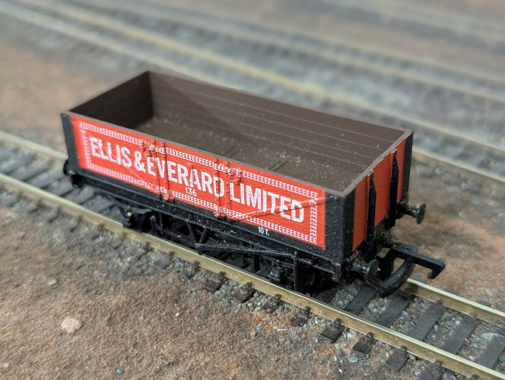 Mainline OO Gauge 37-131 5 Plank open wagon Ellis and Everard on model railway track