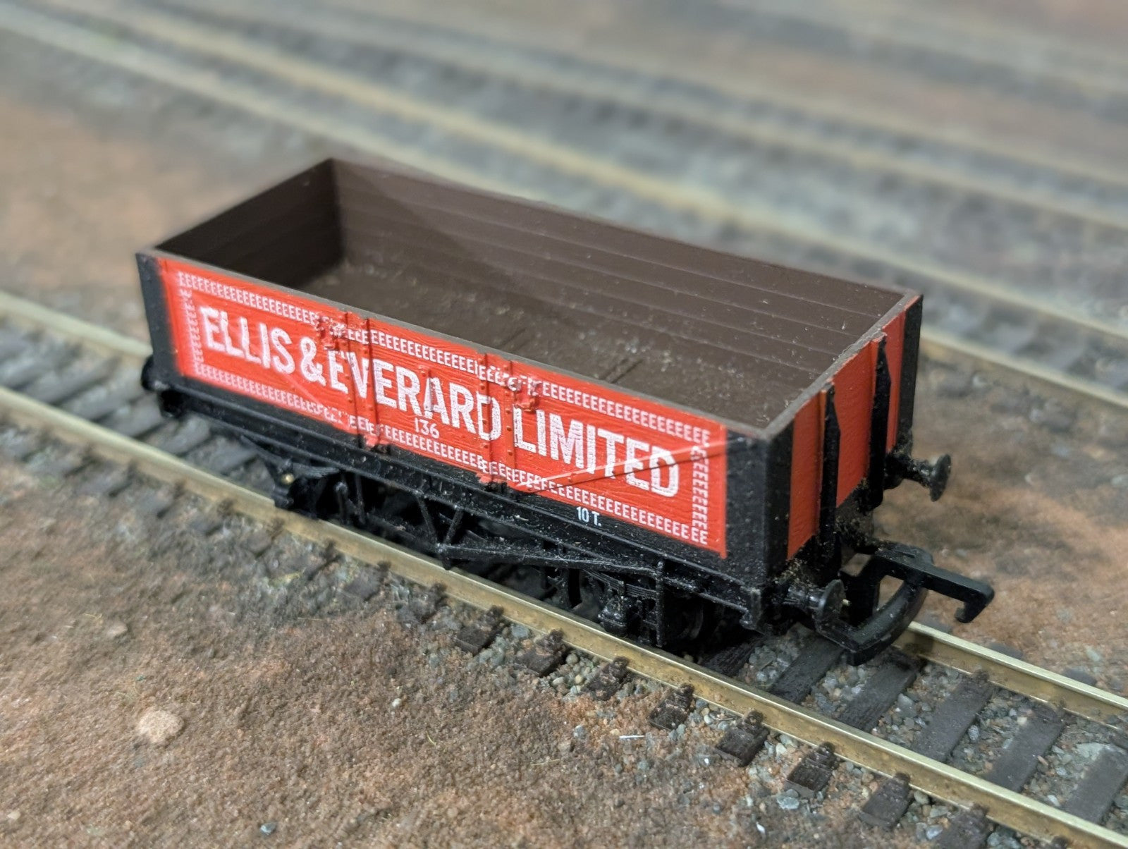 Mainline OO Gauge 37-131 5 Plank open wagon Ellis and Everard on model railway track