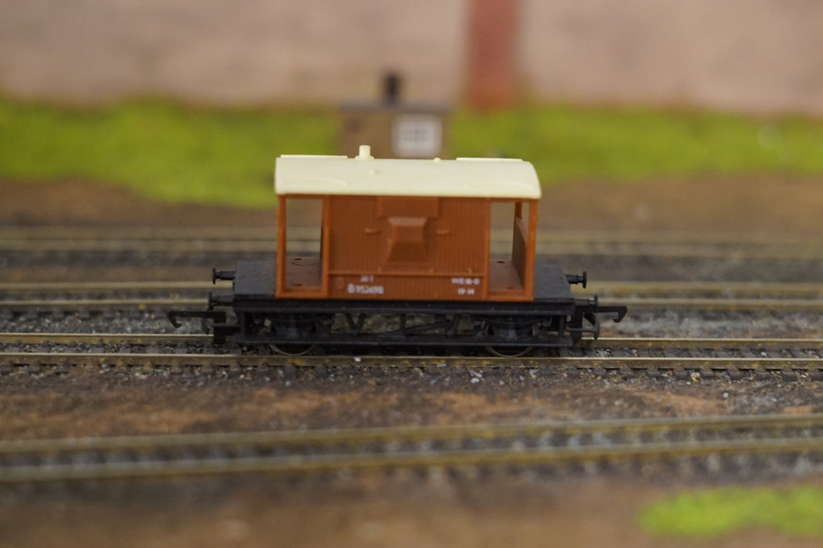 Hornby OO Gauge BR Brown 20 Ton Brake Van