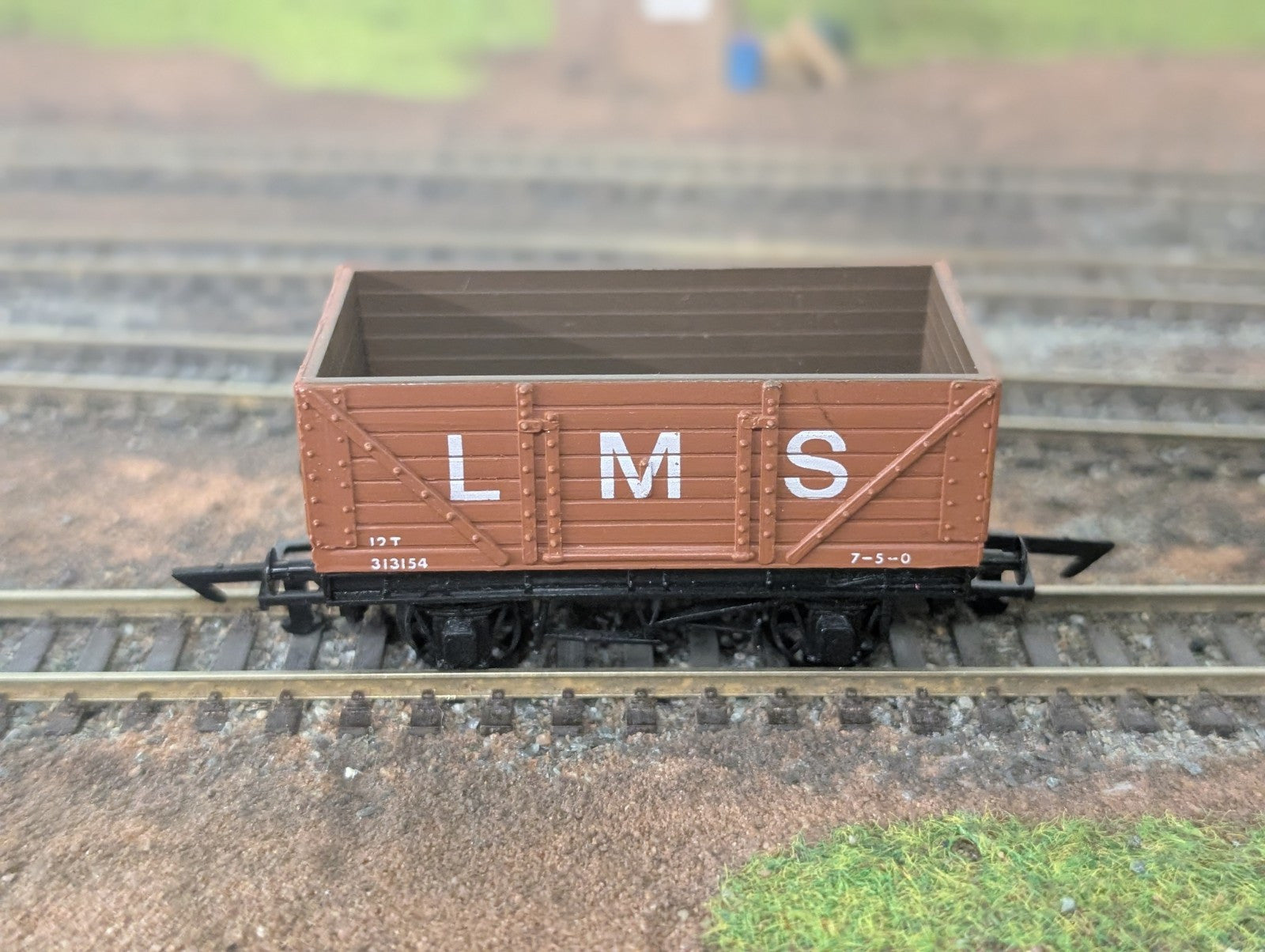 Graham Farish 12101 Farish 7 Plank Wagon in LMS baxuite OO Gauge