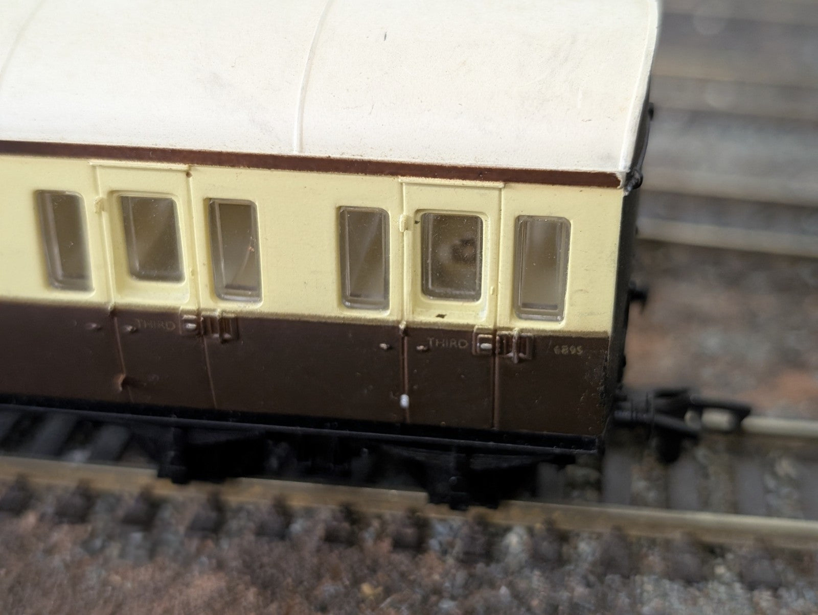 Airfix 54250 Class B Suburban Brake 1st/3rd Coach 6895 Brown/Cream