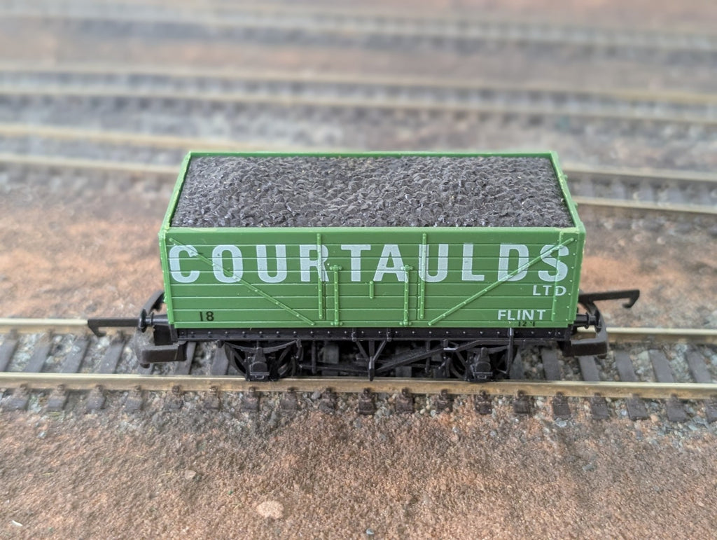 Lima L305678 7 plank wagon Courtaulds model on railway tracks
