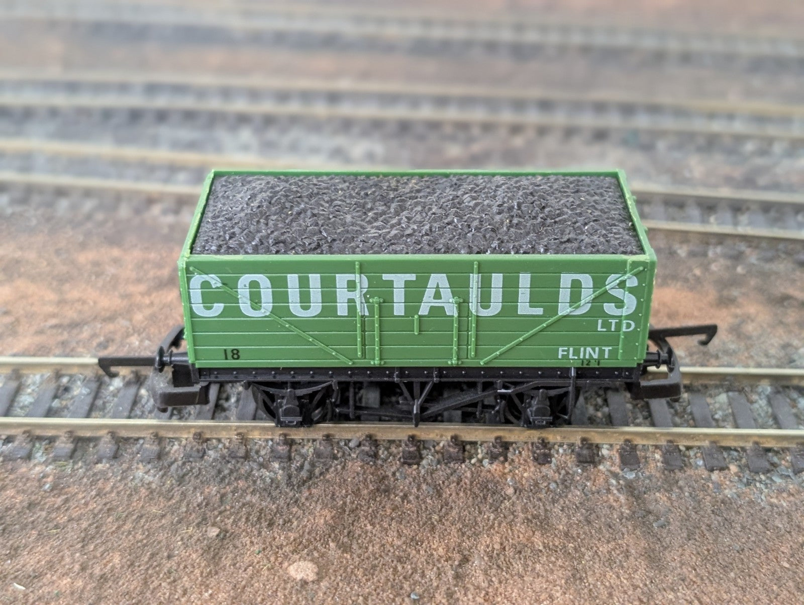 Lima L305678 7 plank wagon Courtaulds model on railway tracks