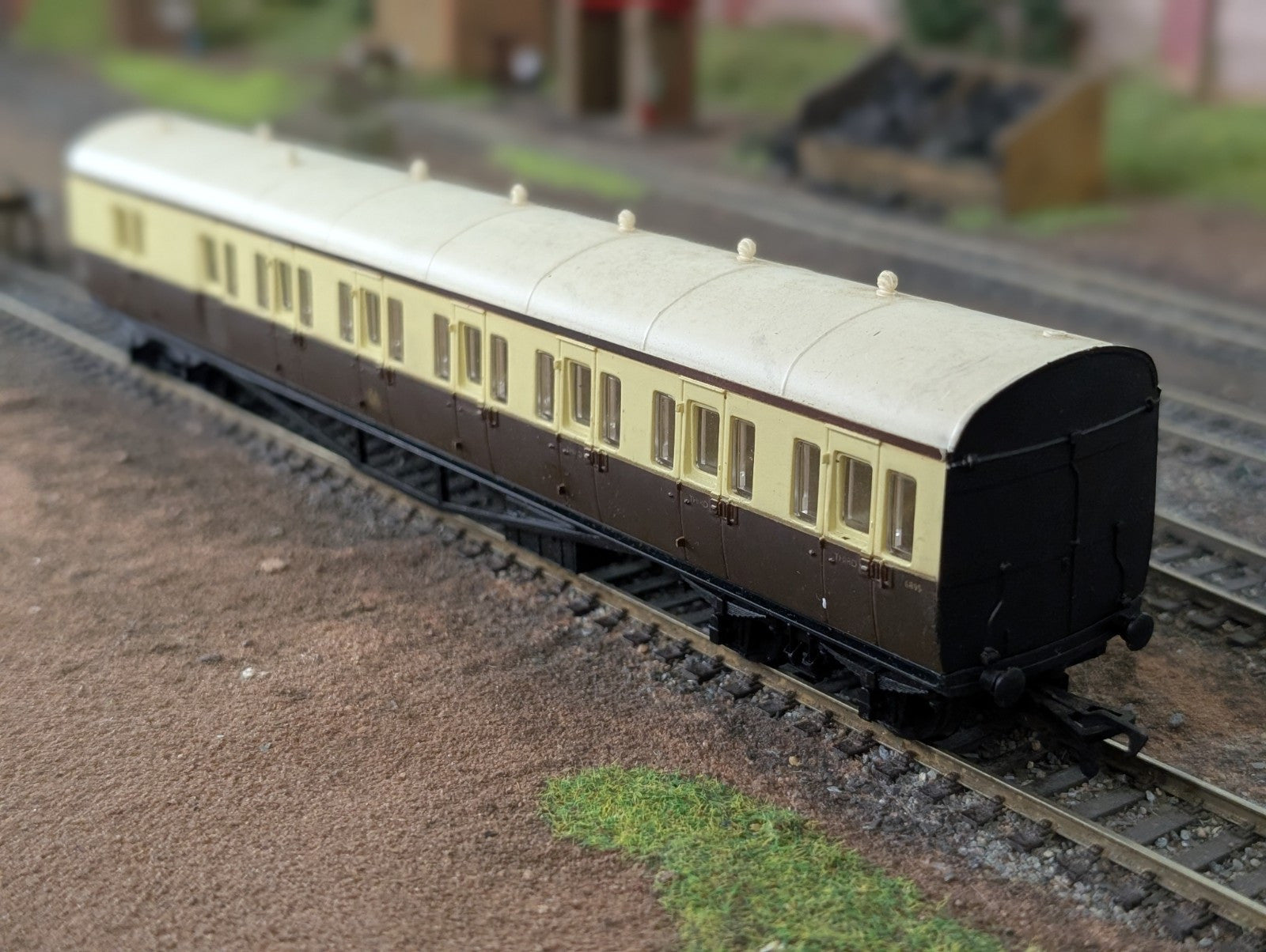 Airfix 54250 Class B Suburban Brake 1st/3rd Coach 6895 Brown/Cream