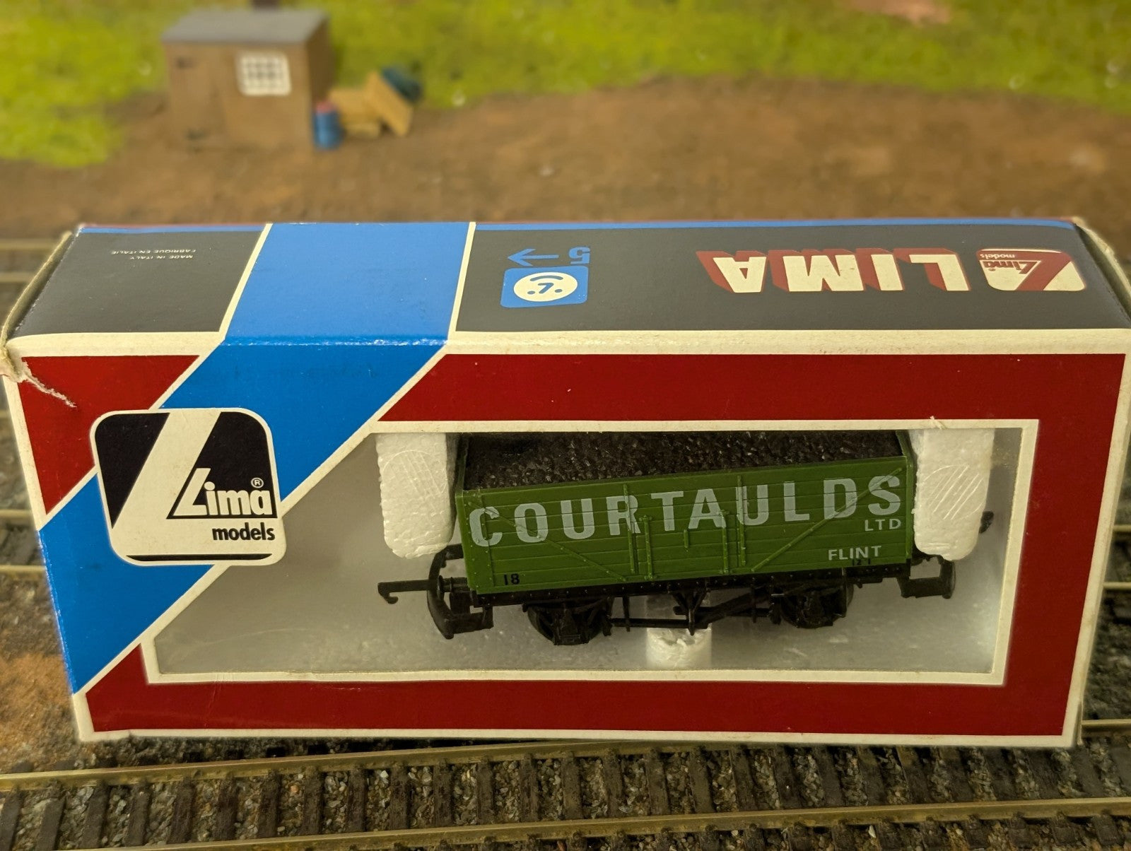 Lima L305678 7 plank wagon Courtaulds in original branded box