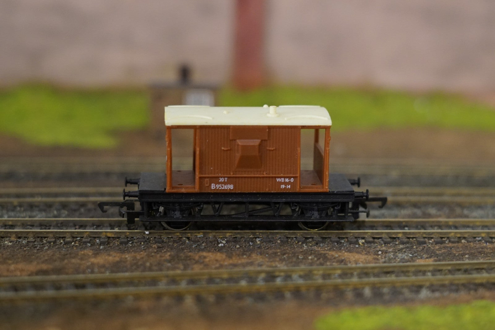Hornby OO Gauge BR Brown 20 Ton Brake Van