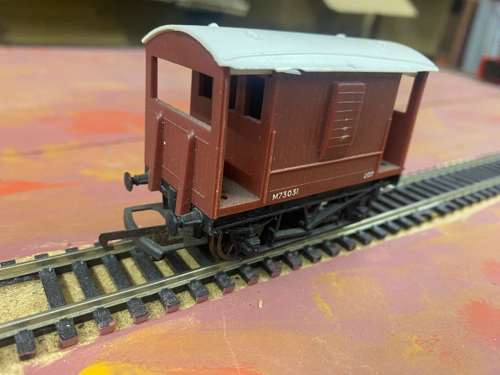 Tri-ang R16 OO Gauge BR 20T Brake Van M73031 Brown