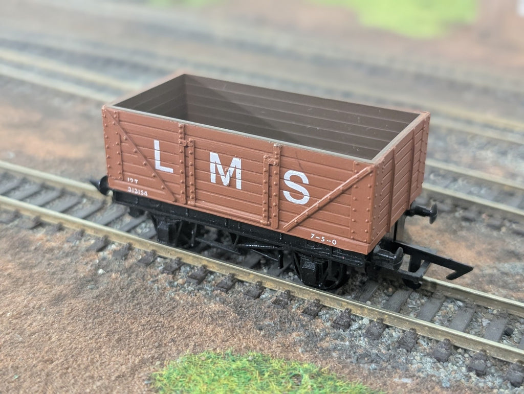 Graham Farish 12101 LMS 7 plank wagon in bauxite on model railway track