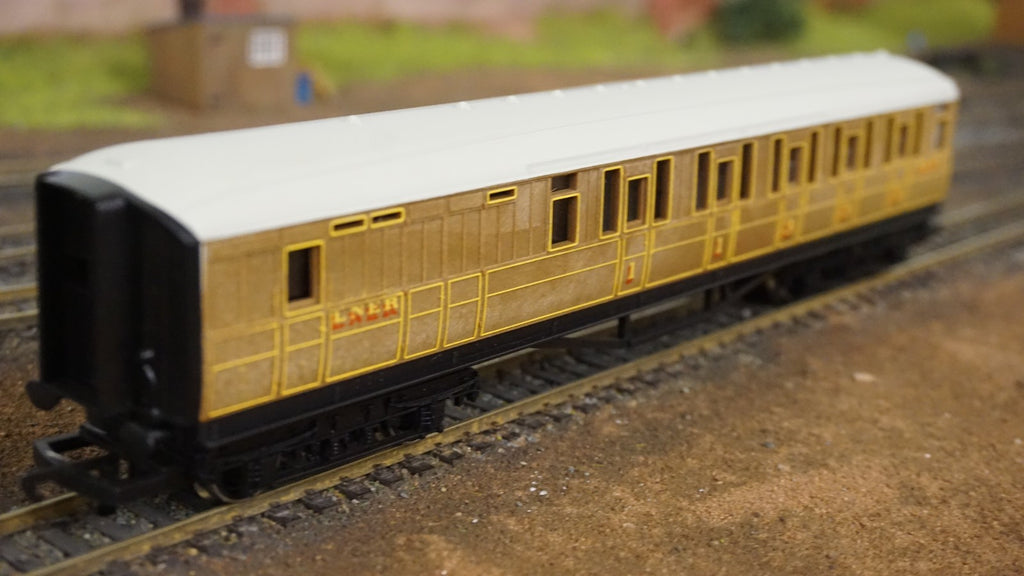 Hornby OO R478 LNER Brake Composite Coach 4237 on model railway track