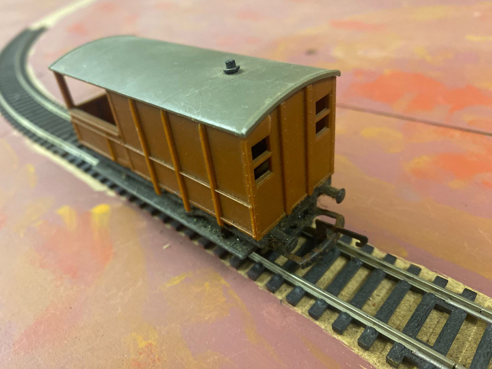 Tri-ang R124 OO gauge Western Region brake van W6297 on a curved model railway track