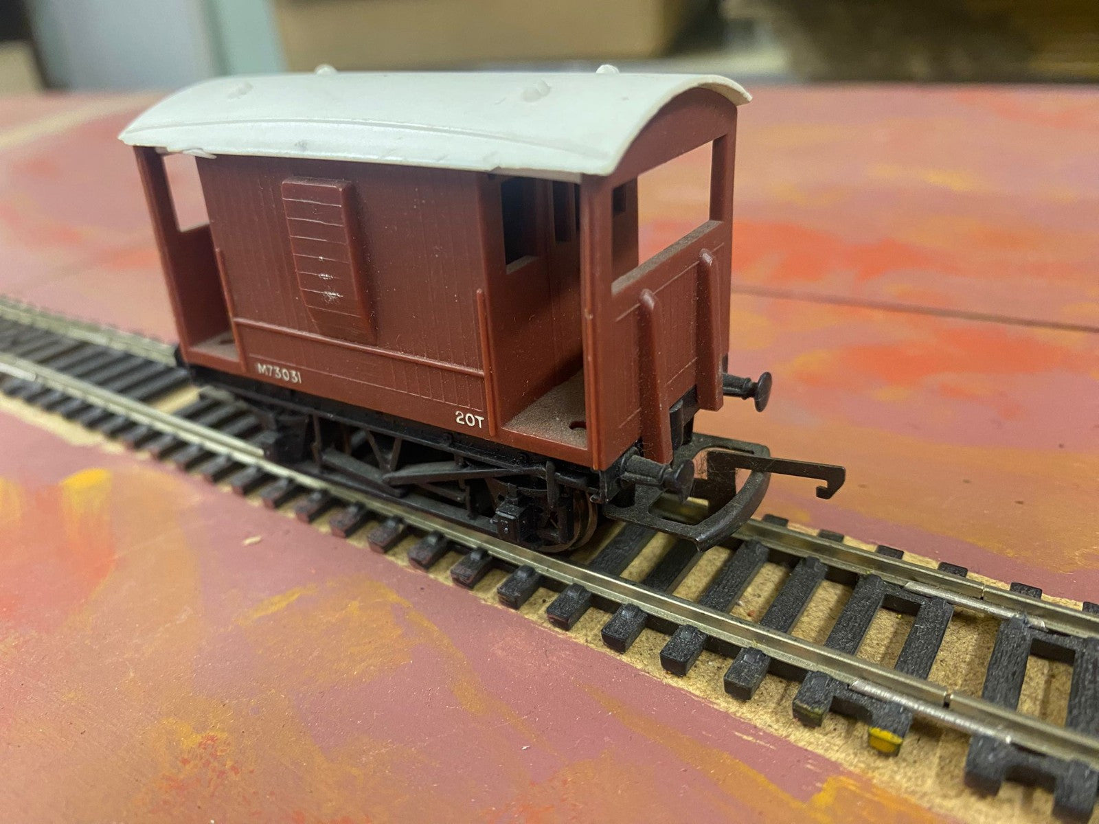 Tri-ang R16 OO Gauge BR 20T Brake Van M73031 Brown
