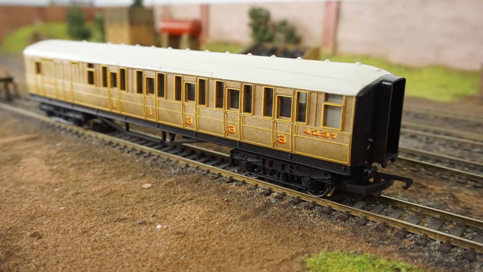 Hornby OO R478 L.N.E.R Brake Composite Coach 4237