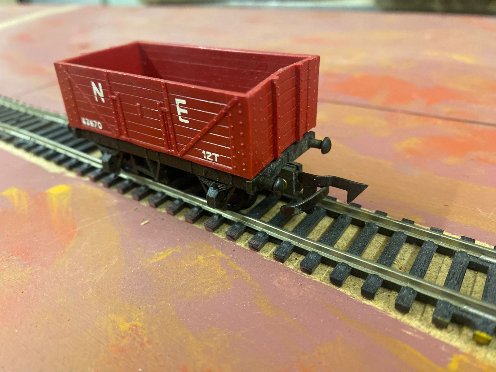 Tri-ang OO Gauge N.E. 7 Plank Coal Ore Wagon No. 83670
