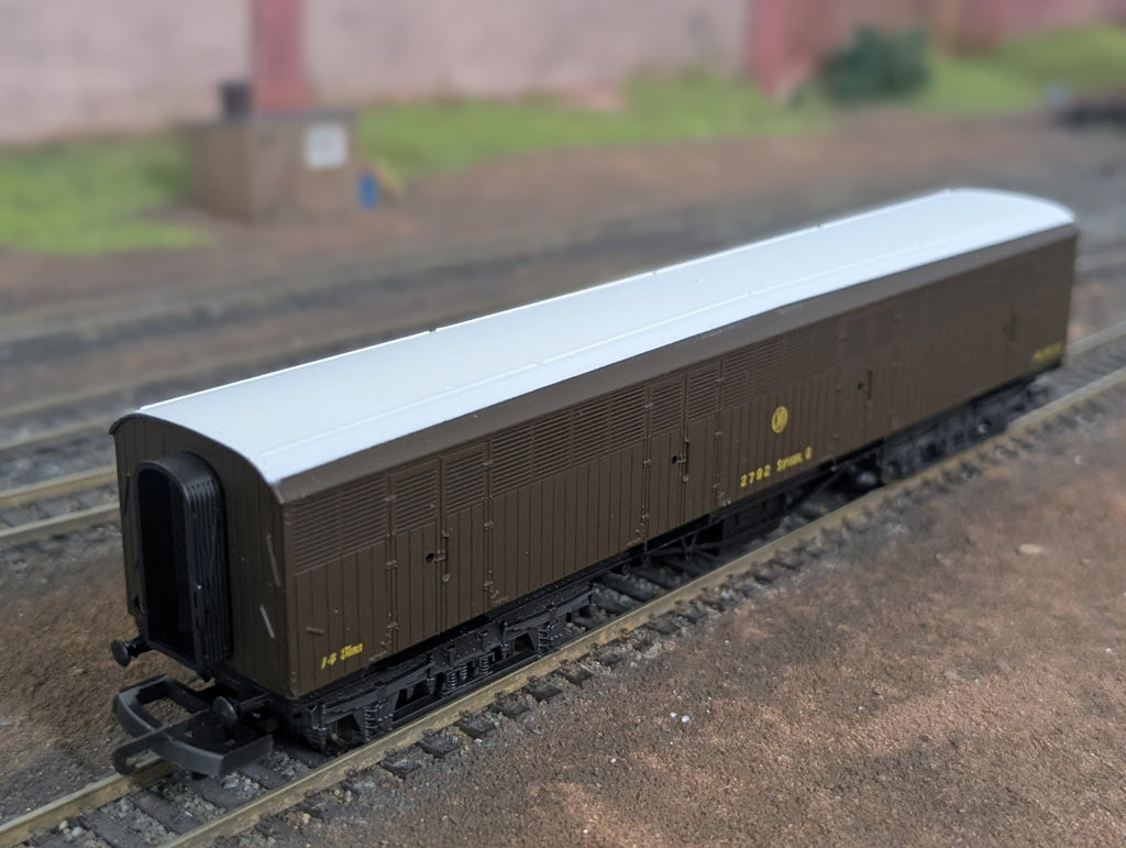 Lima OO Siphon G bogie goods van parcel milk wagon on model railway track