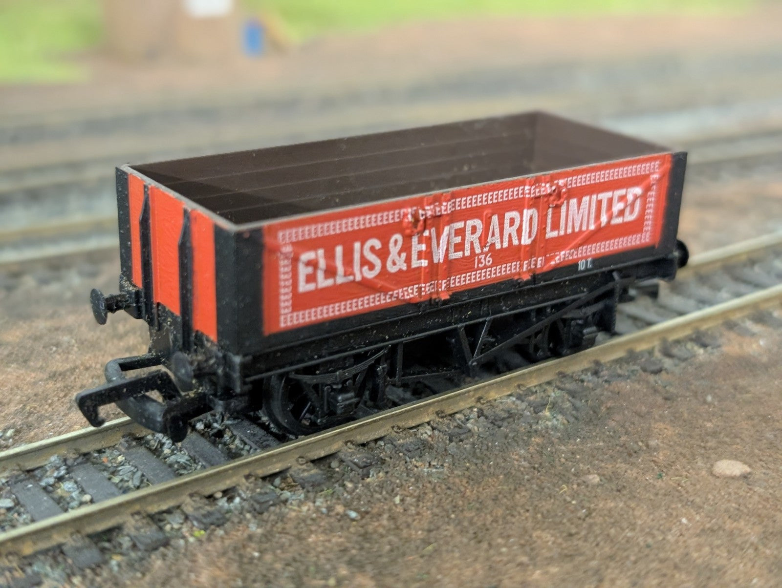 Mainline OO Gauge 37-131 5 Plank open wagon Ellis and Everard on model railway tracks