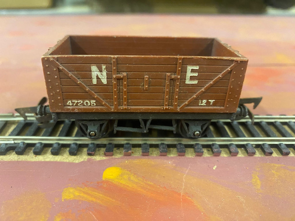 Tri-ang R10/13. OO Gauge. N E 7 plank Open Mineral wagon