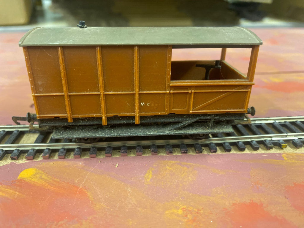 Tri-ang R124 OO gauge Western Region brake van W6297 on model railway track