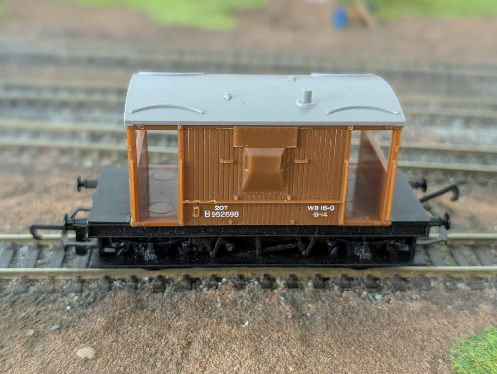 Hornby 20T Brake Van B952698 OO gauge model railway carriage on tracks