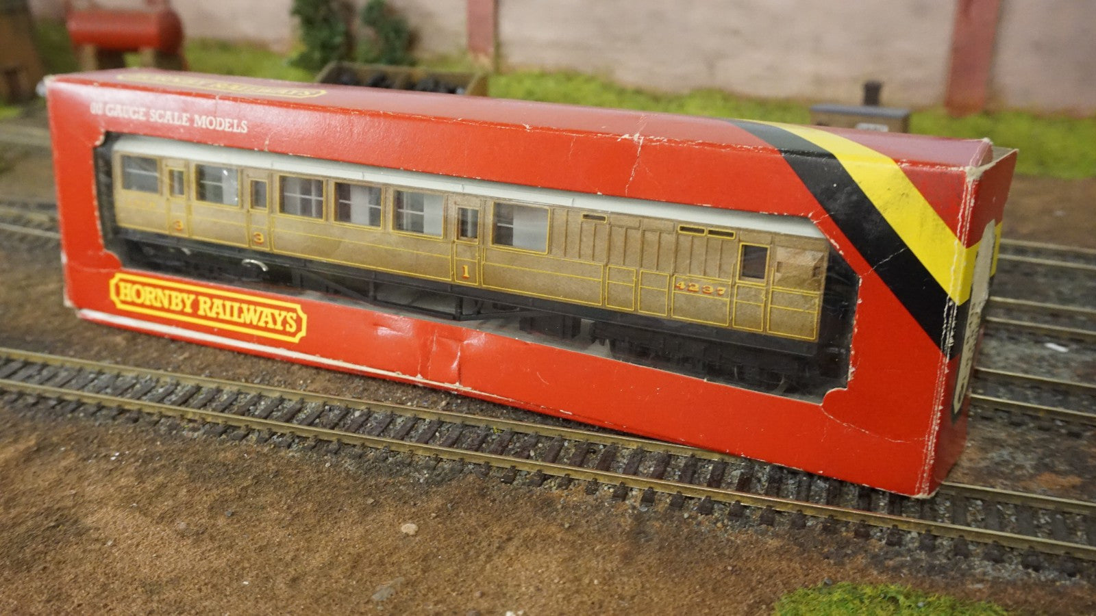 Hornby OO R478 L.N.E.R Brake Composite Coach 4237