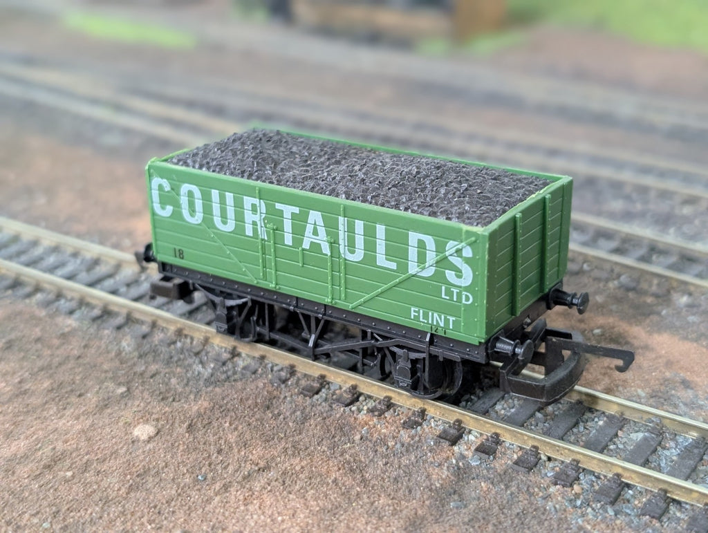 Lima L305678 7 plank wagon Courtaulds model train on railway tracks