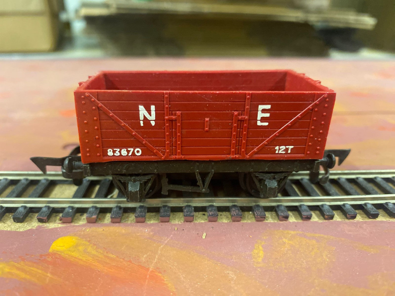 Tri-ang OO Gauge N.E. 7 Plank Coal Ore Wagon No. 83670