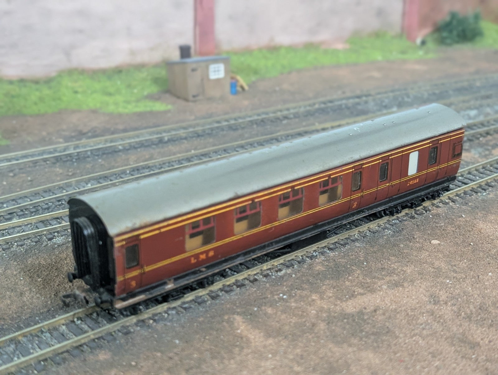 Hornby Dublo OO Gauge LMS Corridor Third Coach M26133