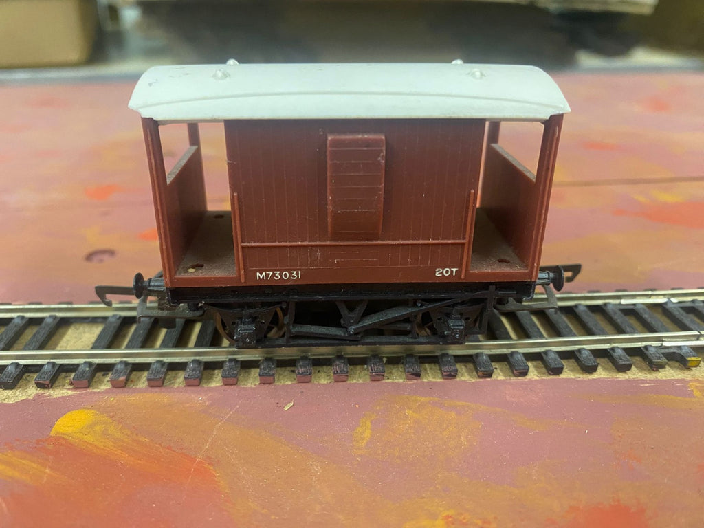 Tri-ang R16 OO Gauge BR 20T Brake Van M73031 Brown