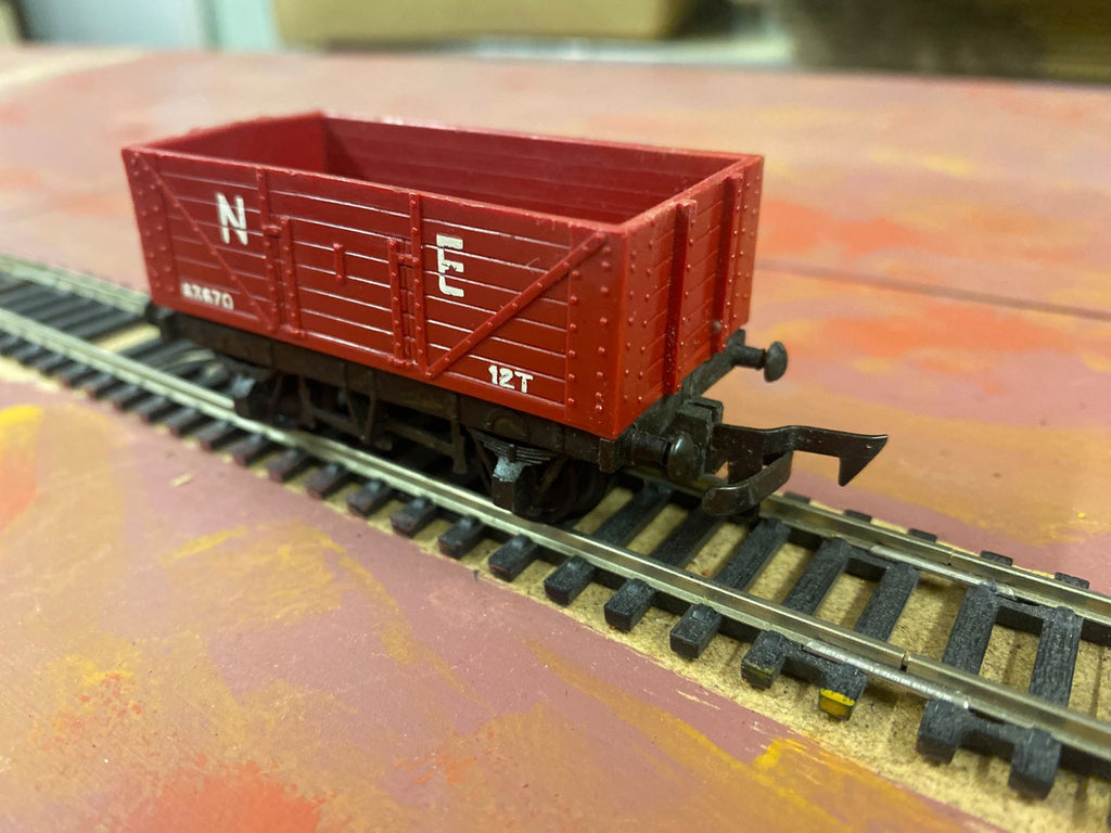 Tri-ang OO Gauge N.E. 7 Plank Coal Ore Wagon No. 83670