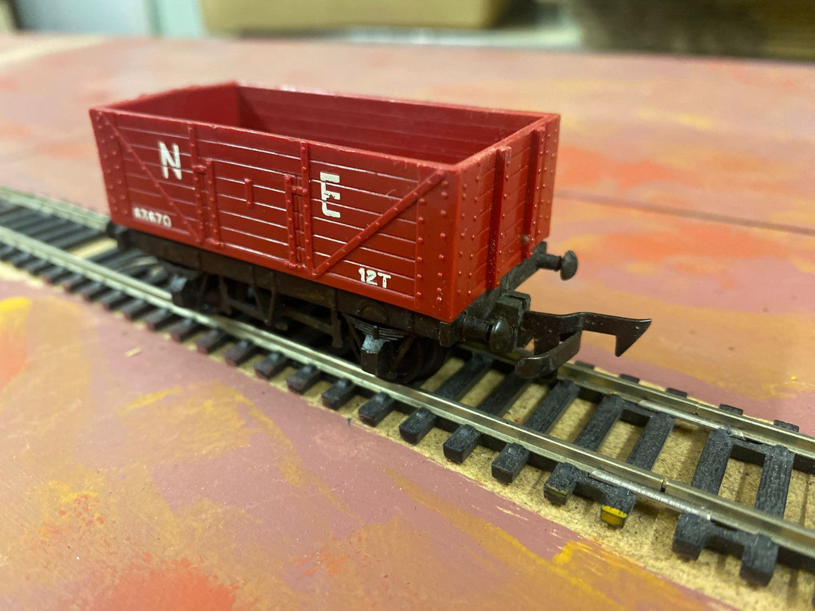 Tri-ang OO Gauge N.E. 7 Plank Coal Ore Wagon No. 83670