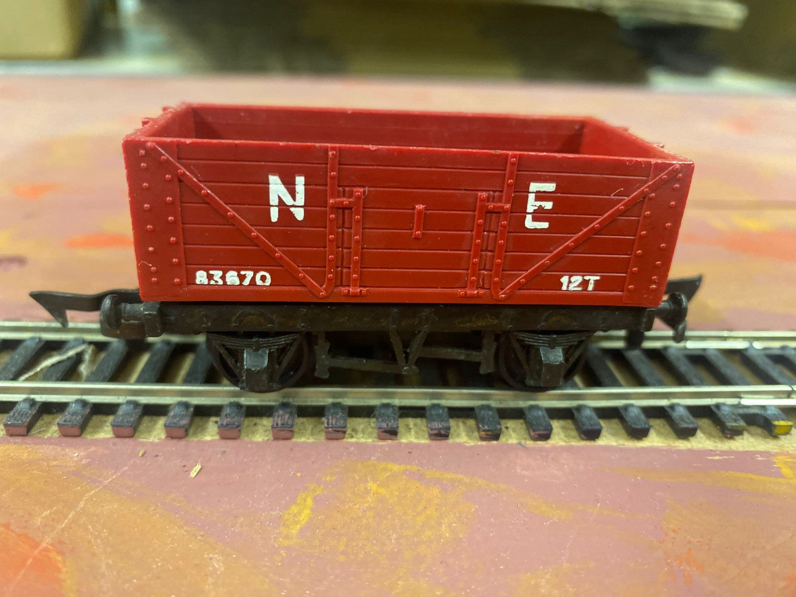 Tri-ang OO Gauge N.E. 7 Plank Coal Ore Wagon No. 83670
