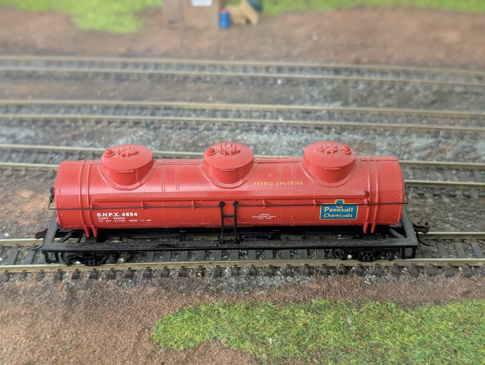 Bachmann USA 17127BAC HO Gauge 40' 3-Dome Tank Car Pennsalt Chemicals Red