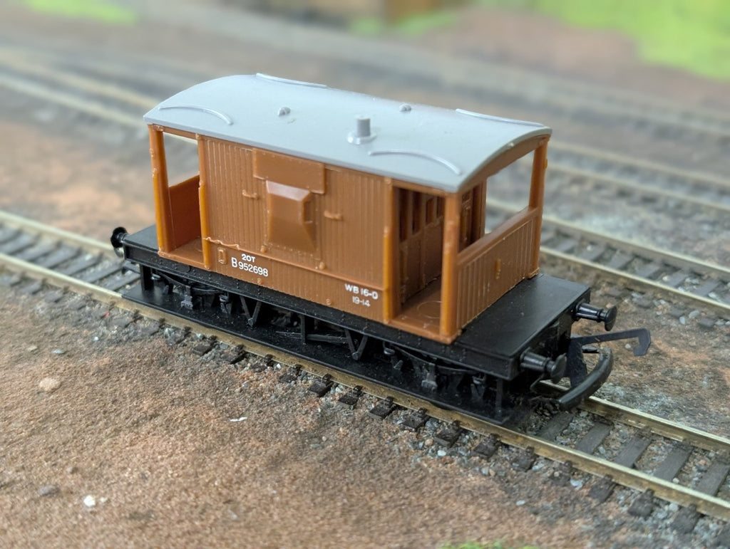 Hornby 20T Brake Van B952698 OO gauge model on railway tracks