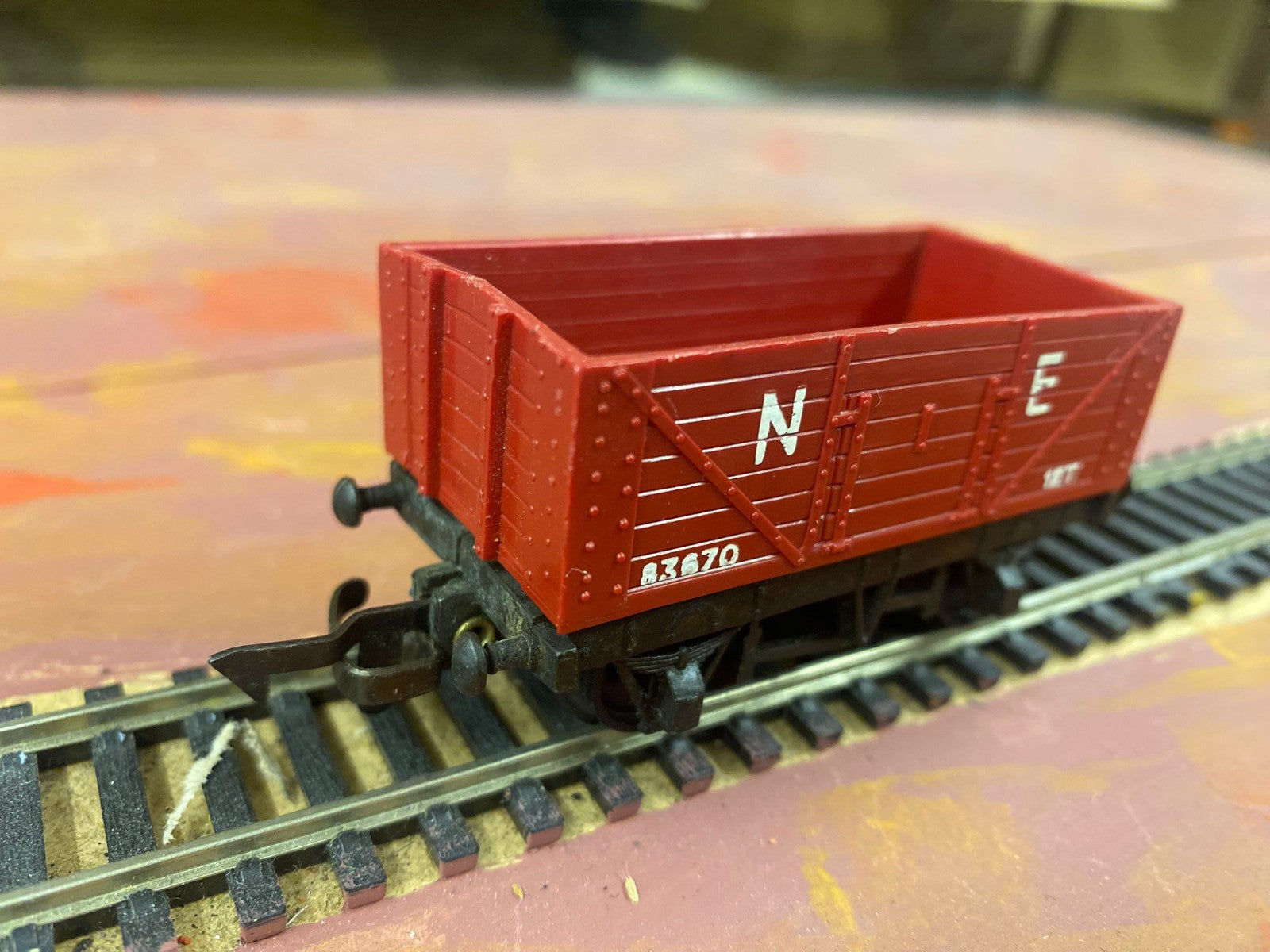 Tri-ang OO Gauge N.E. 7 Plank Coal Ore Wagon No. 83670